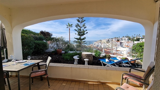 Algarve Carvoeiro à vendre appartement de 2 chambres avec vue imprenable sur la mer, piscine commune