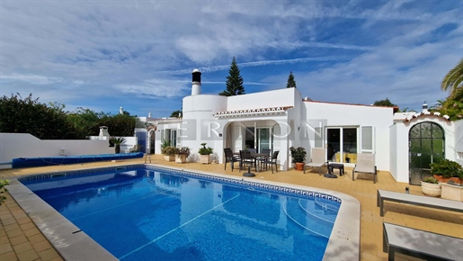 Algarve, Carvoeiro te koop, vrijstaande villa met 2 slaapkamers en verwarmd zwembad op landgoed Val