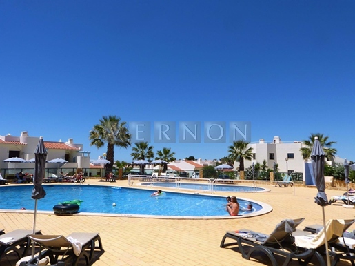Algarve Carvoeiro, para venda apartamento T2 com jardim, piscina no Monte Dourado, a 5 min a pé da p