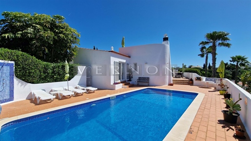 Algarve, Carvoeiro zu verkaufen, renovierte Villa mit 3 Schlafzimmern, Pool, Meerblick nur einen kur