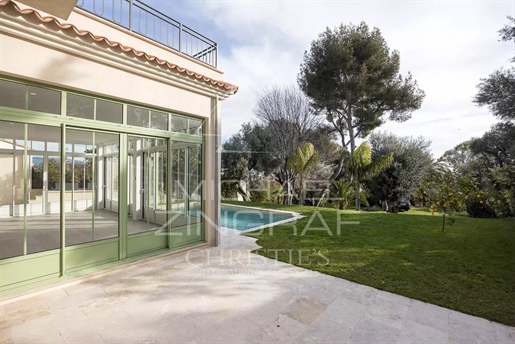 Property at the beggining of Cap d'Antibes/ Rostagne town center limit