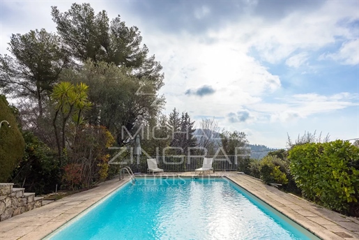 Villa in sought-after gated estate