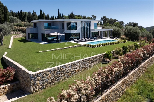 Recente moderne villa met panoramisch uitzicht