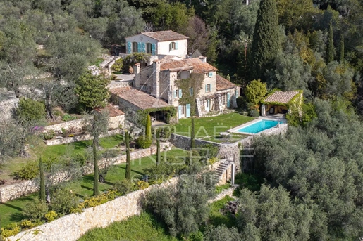 Elegant bastide overlooking the Cannes countryside