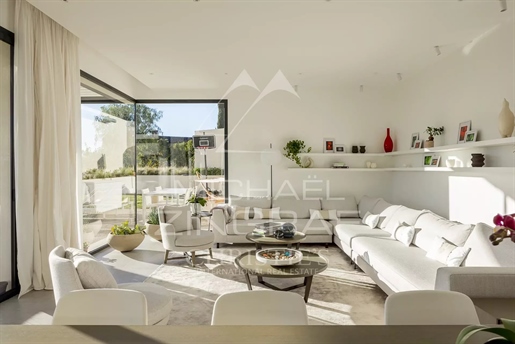 Contemporary villa close to amenities