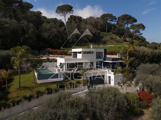 Contemporary villa overlooking the village of Biot