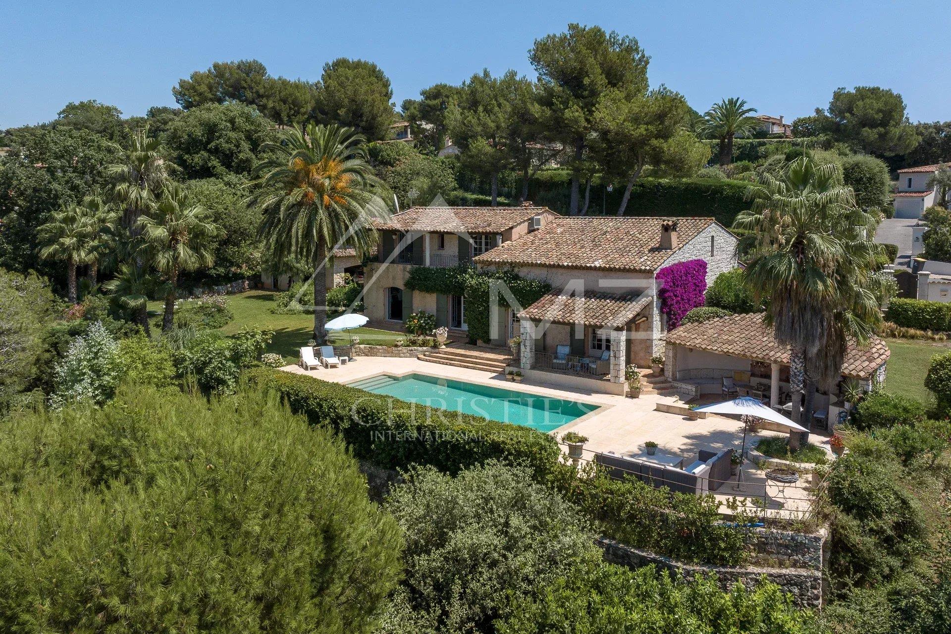 Close to Saint-Paul-de-Vence - Family property in private domain