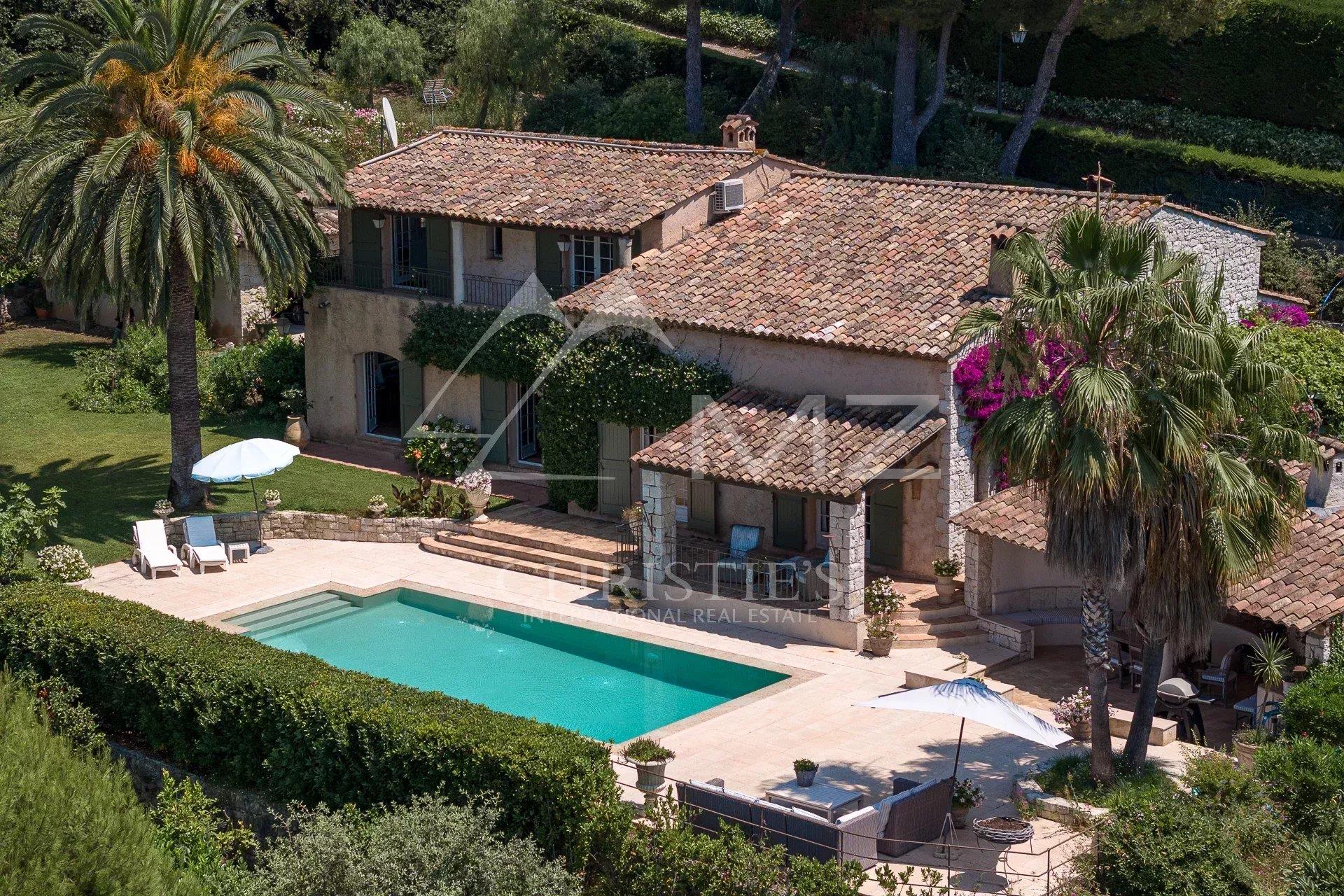 Close to Saint-Paul-de-Vence - Family property in private domain