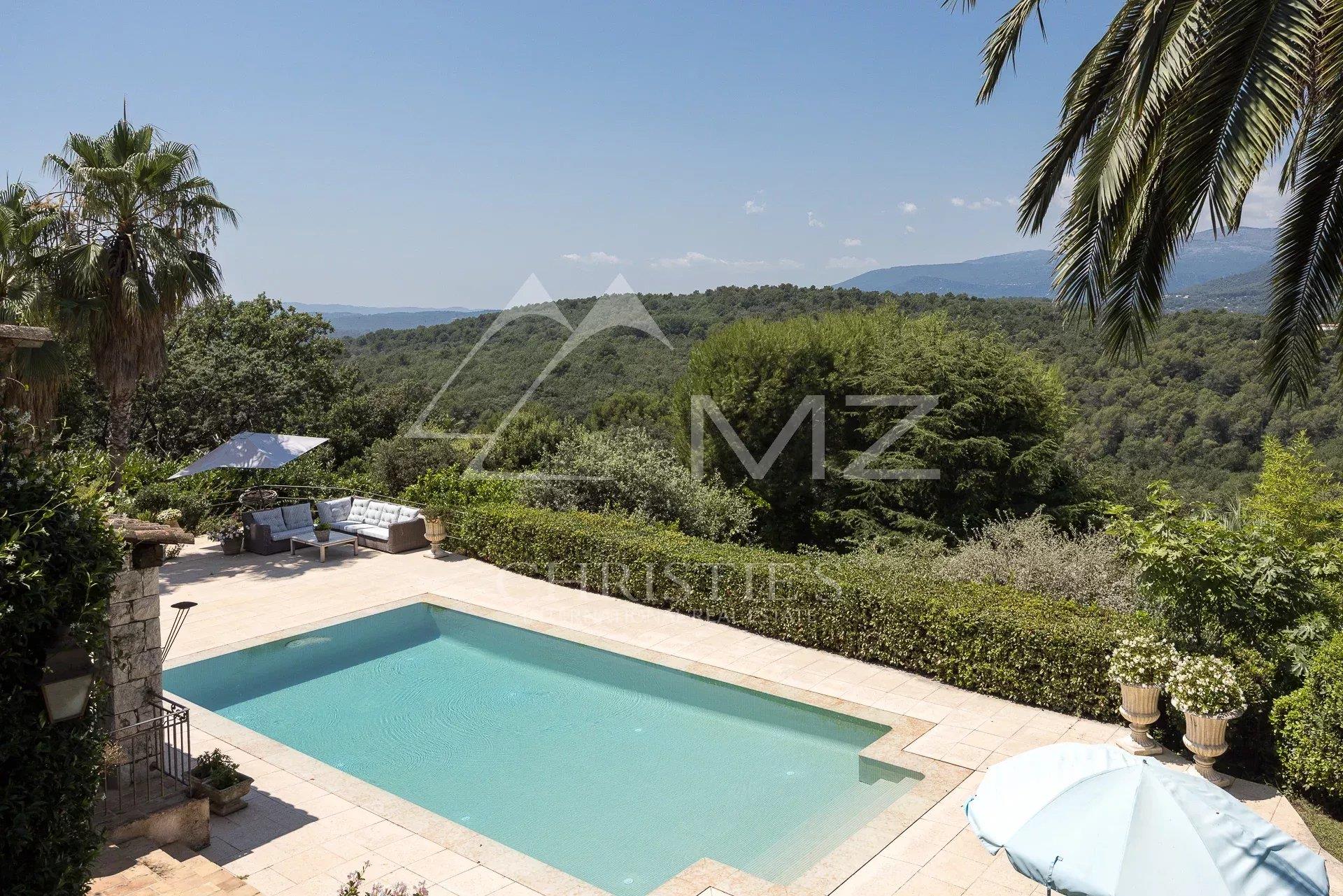 Close to Saint-Paul-de-Vence - Family property in private domain