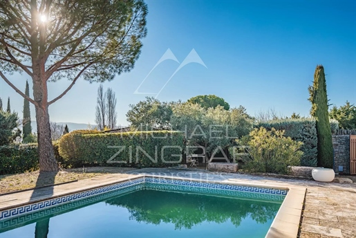 Charming single-storey villa with swimming pool