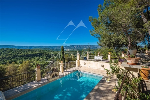 Great house for sale in Goult (Luberon) with fantastic view.