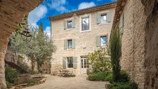 Gordes - Superb hamlet house with swimming pool and outbuildings