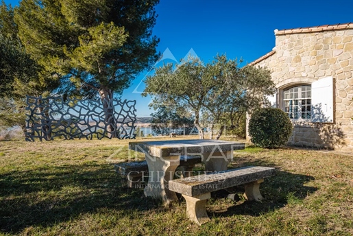 Stone house with panoramic views, close to Fontvieille