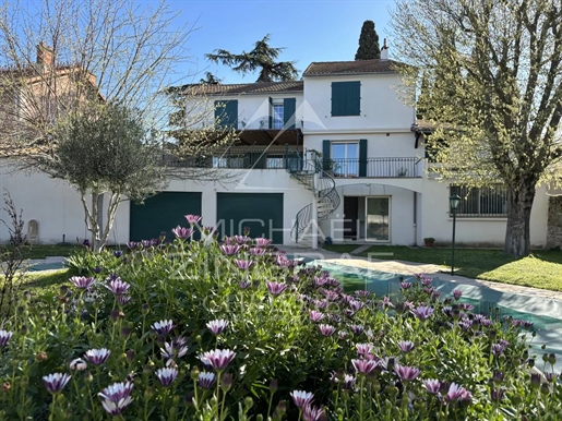 Rijtjeshuis met tuin - Arles
