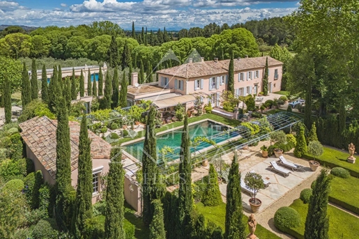 Luxuriöses Anwesen mit angelegtem Garten in der Nähe von Saint Rémy de Provence