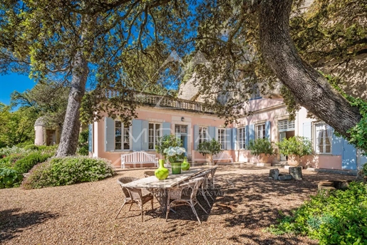 Luxuriöses Anwesen mit angelegtem Garten in der Nähe von Saint Rémy de Provence