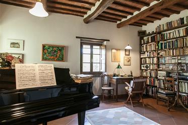 House in Arezzo area on sale 