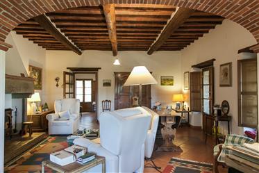 House in Arezzo area on sale 