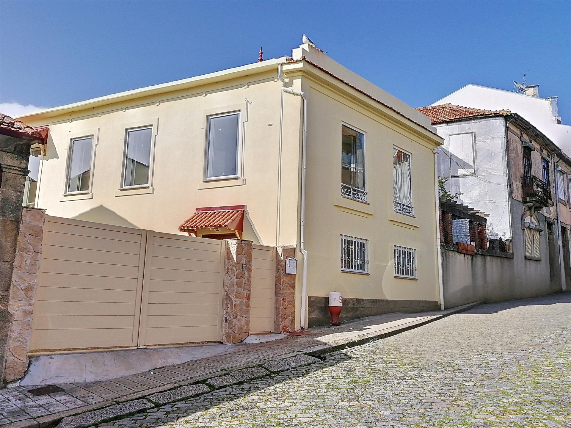 Komplett saniertes Zweifamilienhaus mit 5 Schlafzimmern in Campanhã, in der Nähe von Dragão