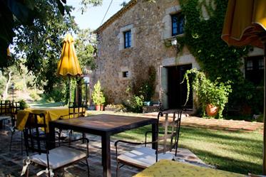 Magnificent Catalan farmhouse of the eighteenth century, located in the Girones