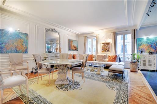 Stunning 3/4 Bedroom Hausmann Apartment In Heart Of Paris