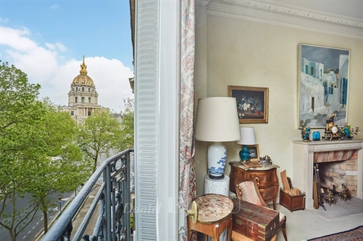 Paris 7th District – An elegant apartment enjoying open views