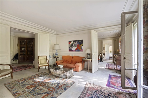 Paris 7. Arrondissement – St. Germain - Ein 3-Bett-Apartment mit Balkon