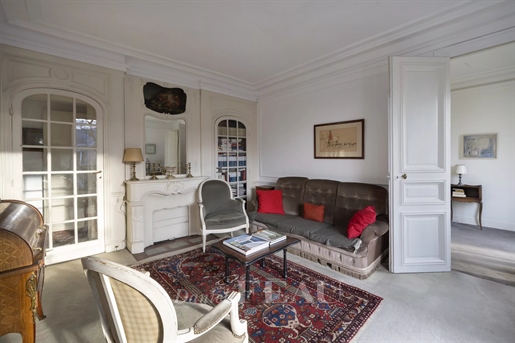 Paris 7th District – St Germain - Um apartamento de 3 camas com varanda