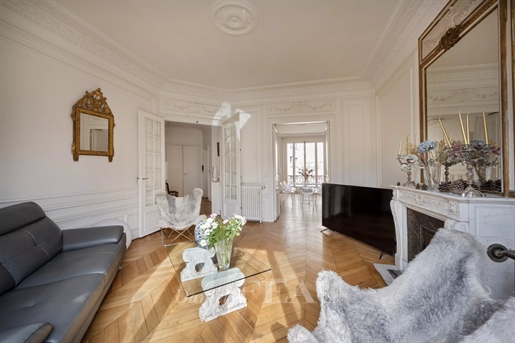Parijs 7e arrondissement – Een appartement met 3 slaapkamers en een balkon