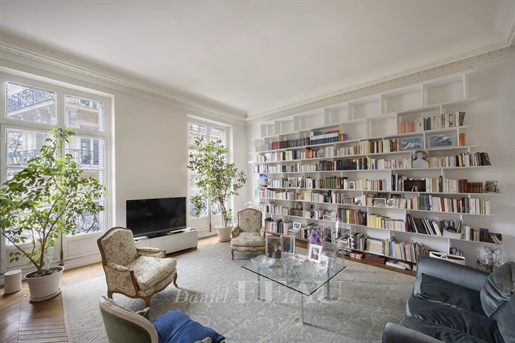 Paris 8th District – A 3/4 bed apartment oozing with period charm
