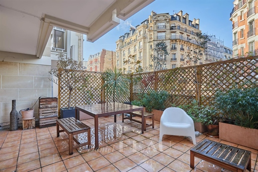 Paris 15th District – A 3-bed apartment with a terrace