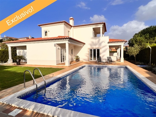 Excellent villa (T4) with swimming pool, in a luxury resort, next to the golf course and the sea
