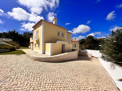 Moradia de luxo, V4, de arquitectura tradicional Portuguesa, excelente vista da serra de Sintra