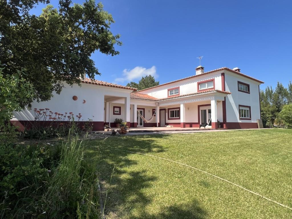 Country house, T4+1, traditional architecture, gross area 303.77 m2 set in a plot of 16 840.00 m2