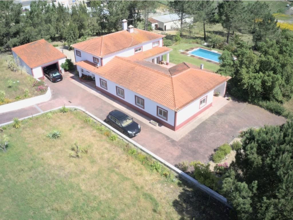 Country house, T4+1, traditional architecture, gross area 303.77 m2 set in a plot of 16 840.00 m2
