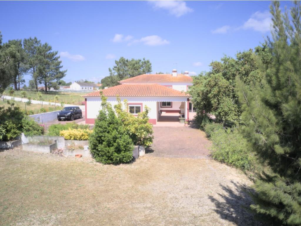 Country house, T4+1, traditional architecture, gross area 303.77 m2 set in a plot of 16 840.00 m2