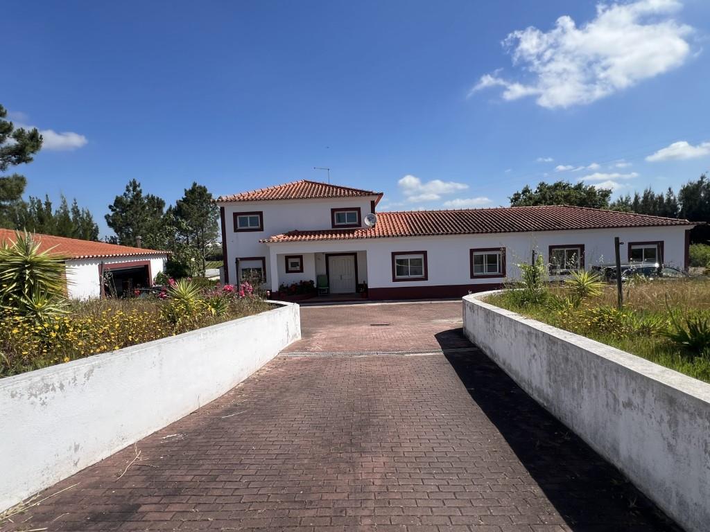 Country house, T4+1, traditional architecture, gross area 303.77 m2 set in a plot of 16 840.00 m2