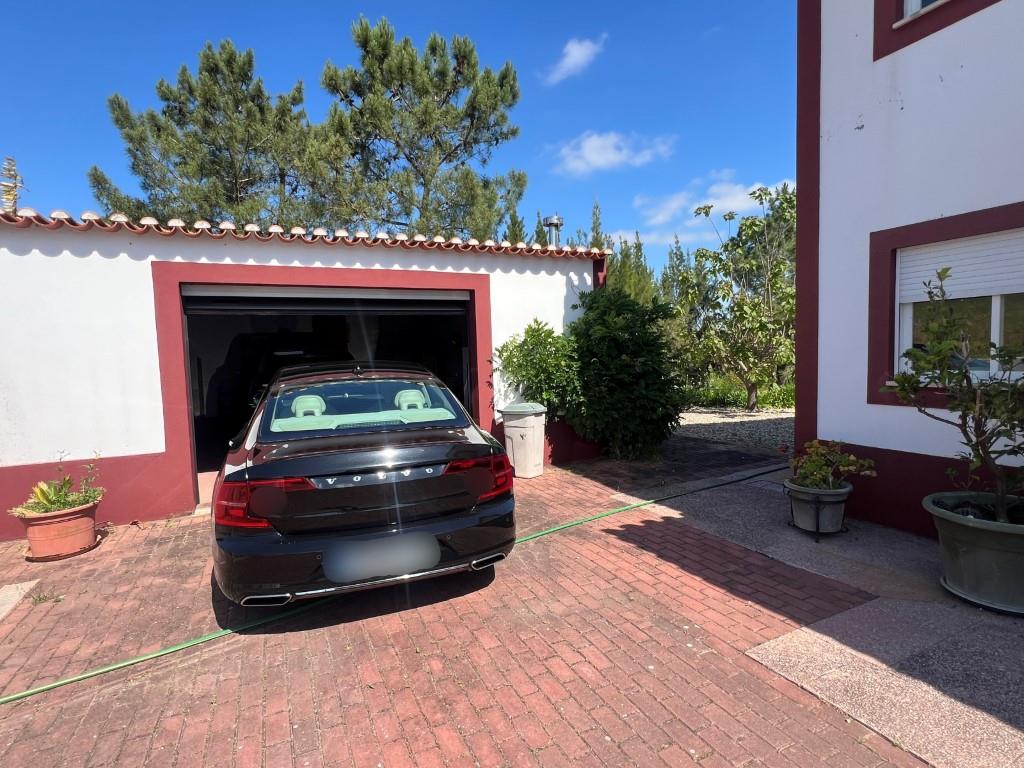 Country house, T4+1, traditional architecture, gross area 303.77 m2 set in a plot of 16 840.00 m2