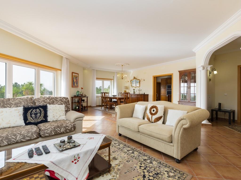 House, 5 Bedrooms, With Land Of 15 200.00 m2