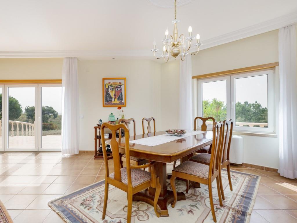 House, 5 Bedrooms, With Land Of 15 200.00 m2