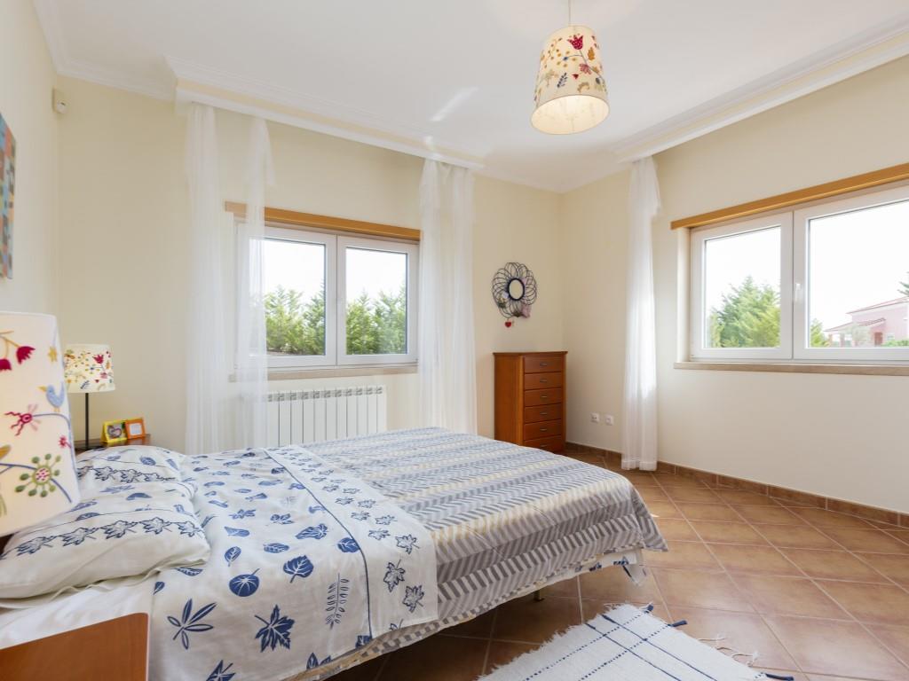 House, 5 Bedrooms, With Land Of 15 200.00 m2