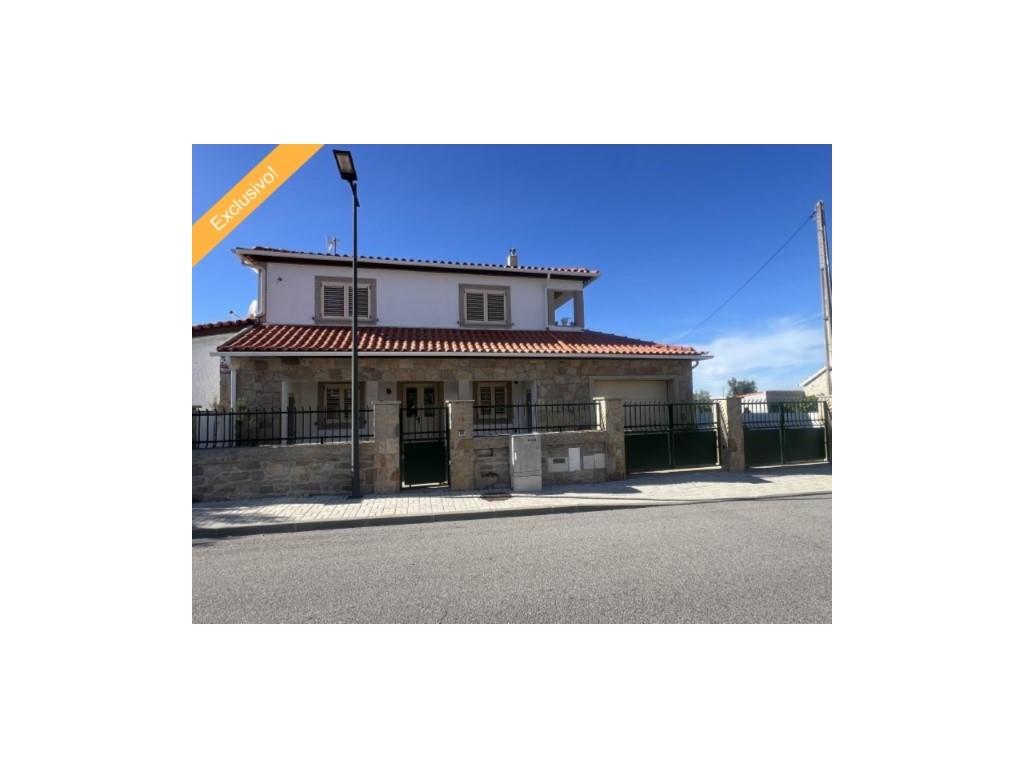 Rustic house, 5 bedrooms, with backyard and garage - Vilar Formoso