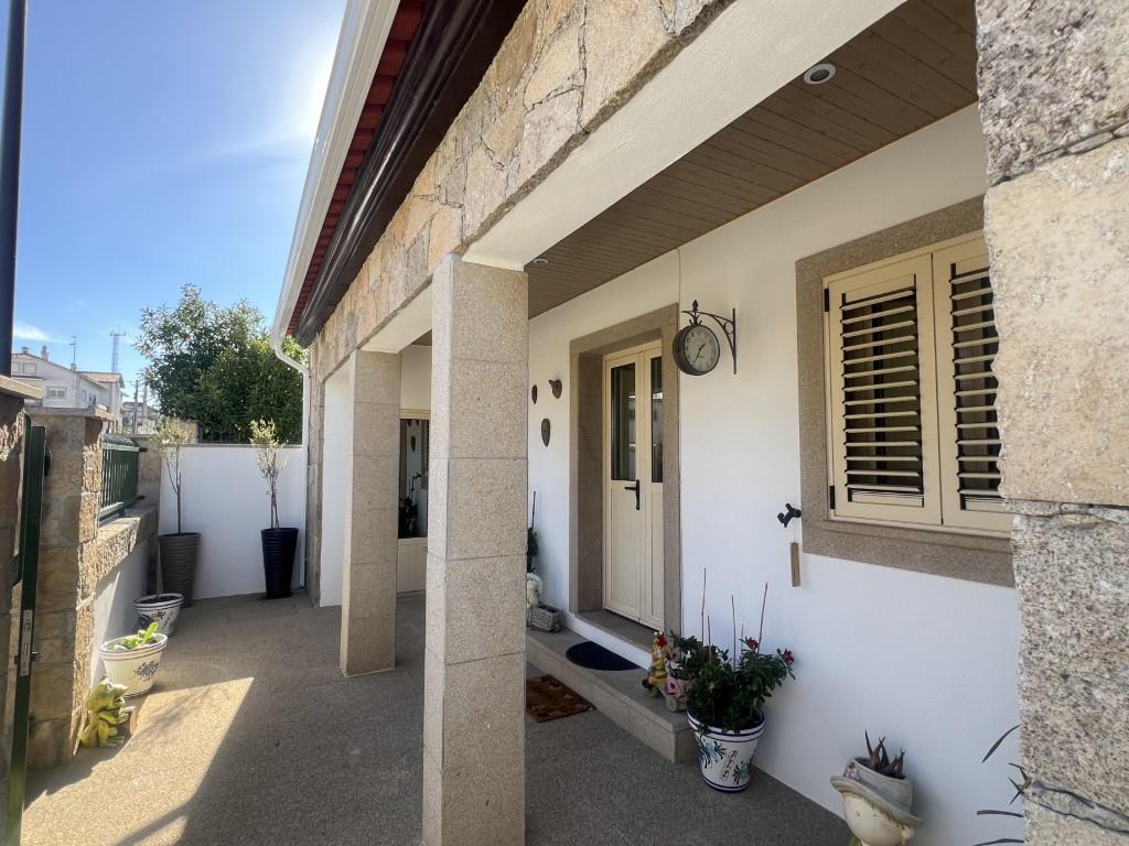 Rustic house, 5 bedrooms, with backyard and garage - Vilar Formoso