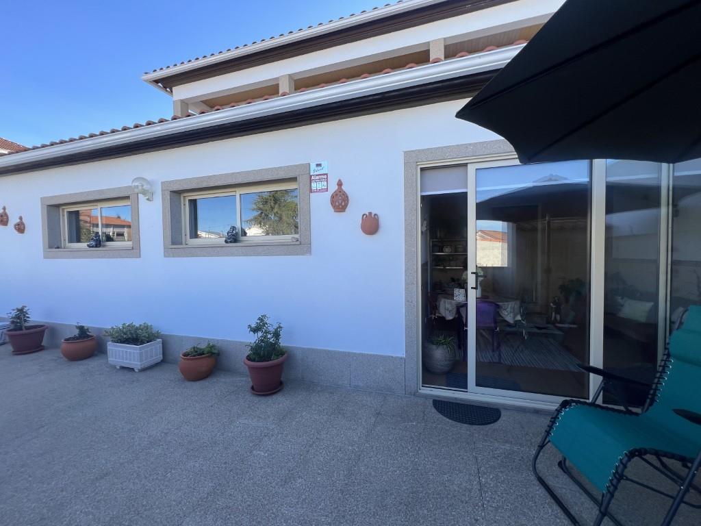 Rustic house, 5 bedrooms, with backyard and garage - Vilar Formoso