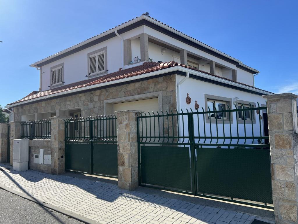 Rustic house, 5 bedrooms, with backyard and garage - Vilar Formoso