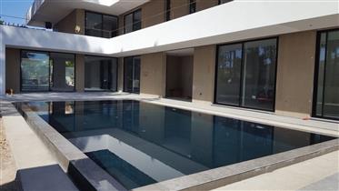 Casa com piscina à venda