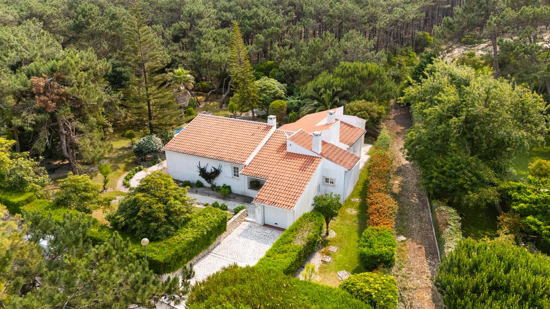 Traditional charm and privacy: idyllic life at Praia d'El Rey Resort.