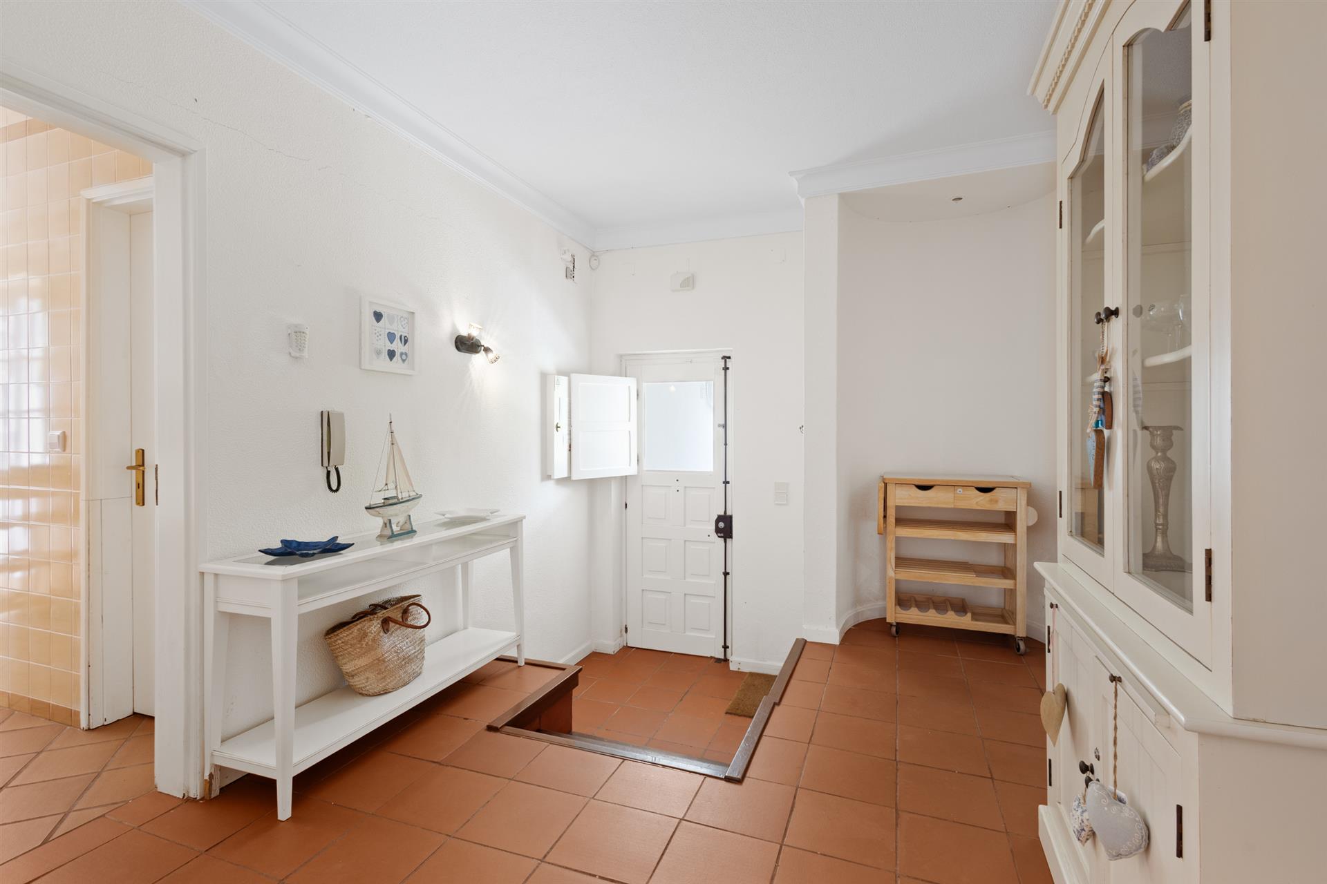Traditional charm and privacy: idyllic life at Praia d'El Rey Resort.