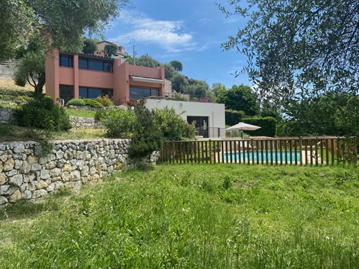 Villa à vendre à Falicon, avec Piscine et vue dégagée sur les collines , au calme absolu