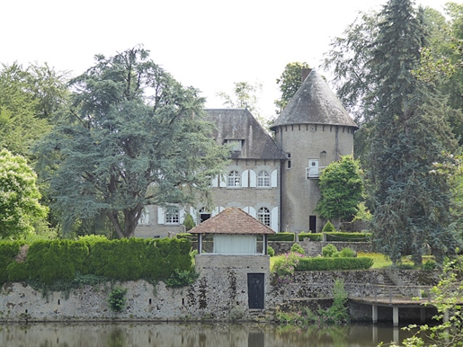 Château XVIo, XXo avec piscine et étangs sur 35ha 13a 10ca